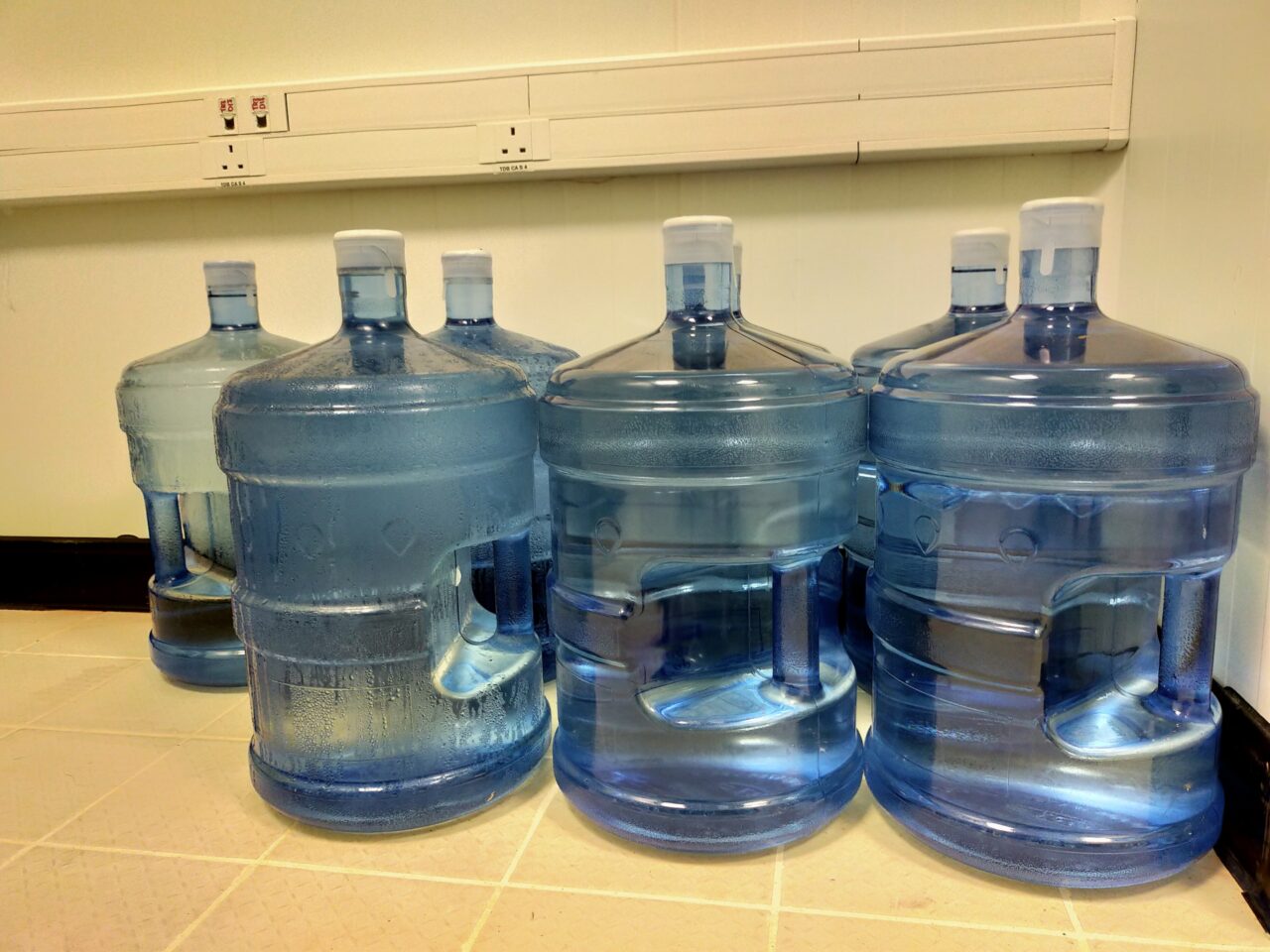 一般的な宅配水は大きなペットボトル形状で保管場所に困る